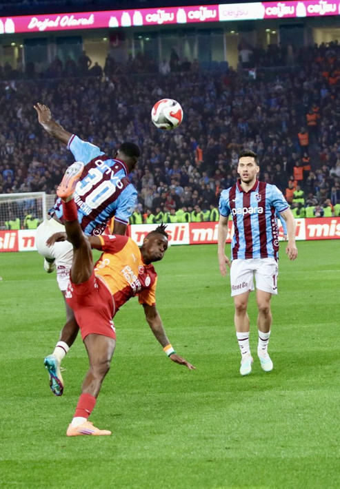 Barış Alper Yılmaz'ın Pina'ya yaptığı hareket kırmızı mıydı? Trio 16 pozisyonu tek tek yorumladı - Resim: 17