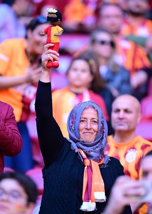 Galatasaray taraftarı Osimhen için tüm tuşlara basıyor! Tribünde özel misafir - Resim: 5