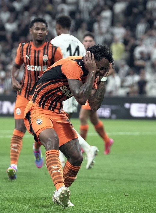 4-2'nin ardından 5 milyon euroluk yıldızı sildi: Sen Beşiktaş'ın topçusu değilsin - Resim: 8