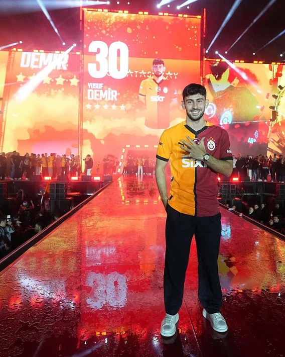 Morata sahneye çıkmadı, Efe Akman ıslıklandı! Futbolcular sahneye hangi şarkılarla çıktı? - Resim: 13