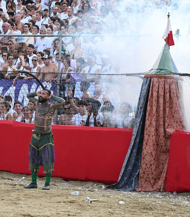 Seyircisi şaşkın oyuncusu yarı baygın: Calcio Storico başladı - Resim: 20