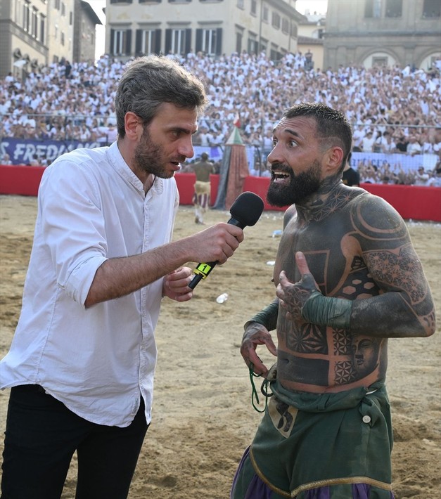 Seyircisi şaşkın oyuncusu yarı baygın: Calcio Storico başladı - Resim: 11