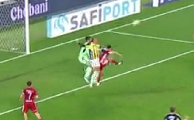 Fenerbahçe'nin Antalyaspor karşısında kazandığı penaltı doğru mu? beIN Trio ekibi Göztepe-Beşiktaş maçından örnek verdi! - Resim: 2