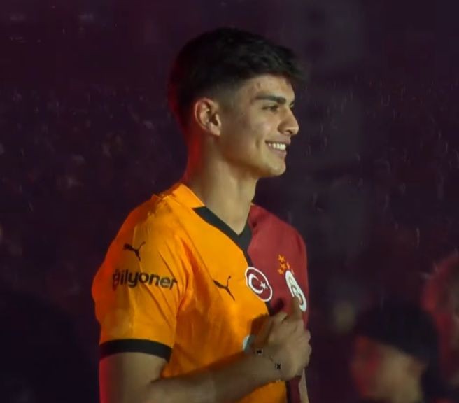 Morata sahneye çıkmadı, Efe Akman ıslıklandı! Futbolcular sahneye hangi şarkılarla çıktı? - Resim: 7