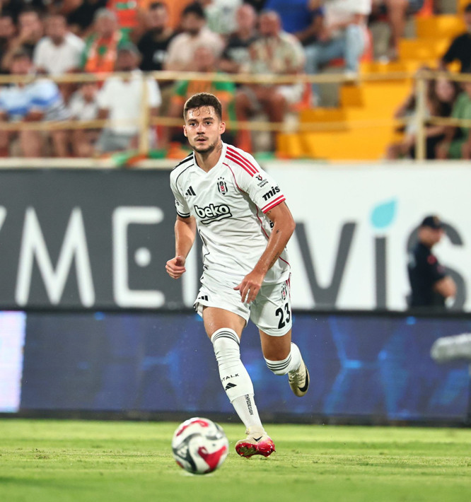Beşiktaş taraftarı Muci'nin Trabzonspor'a gönderilmesine tepki gösterdi: Rezalet üstüne rezalet - Resim: 3