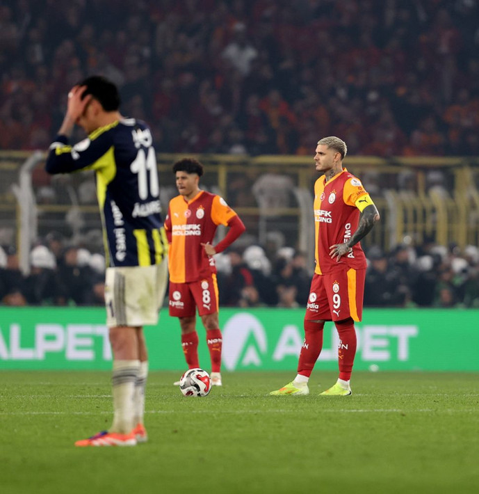 Fenerbahçe-Galatasaray derbisinden sonra Okan Buruk'a tepki: 5 dakika daha kalamaz mıydı? - Resim: 7