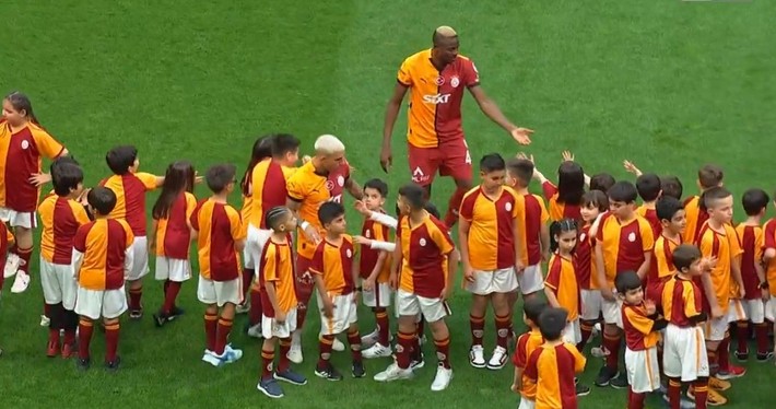 Galatasaray taraftarı Osimhen için tüm tuşlara basıyor! Tribünde özel misafir - Resim: 3