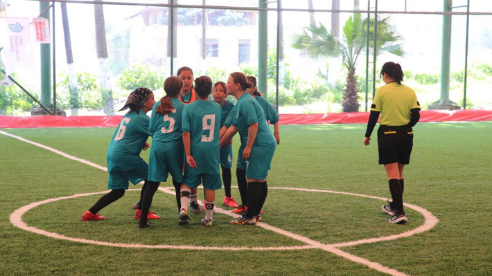 Hatay'da depremzede kız çocukları arasında futbol turnuvası düzenleniyor - Resim: 1