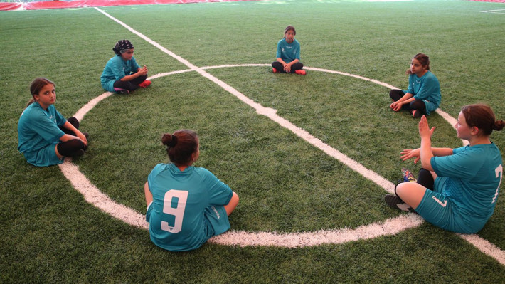 Hatay'da depremzede kız çocukları arasında futbol turnuvası düzenleniyor - Resim: 2