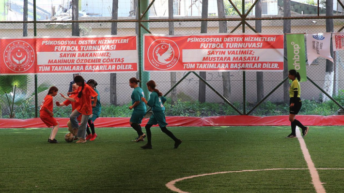 Hatay'da depremzede kız çocukları arasında futbol turnuvası düzenleniyor - Resim: 6