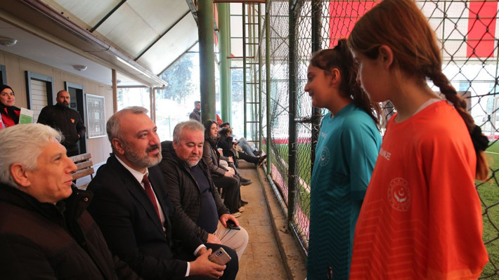 Hatay'da depremzede kız çocukları arasında futbol turnuvası düzenleniyor - Resim: 8