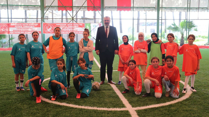 Hatay'da depremzede kız çocukları arasında futbol turnuvası düzenleniyor - Resim: 3
