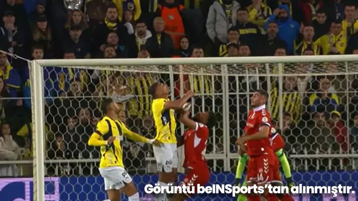 Galatasaray maçındaki penaltı kararları doğru mu? Fenerbahçe'nin golünden önce elle müdahale var mı? Eski hakemler tartışmalı pozisyonları değerlendirdi - Resim: 19