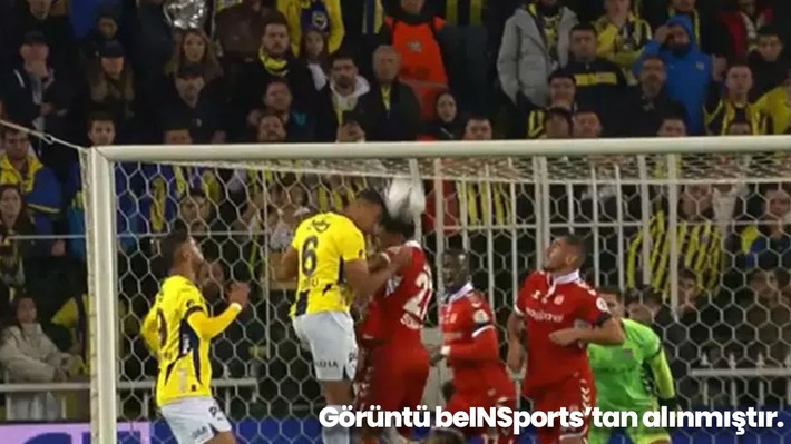Galatasaray maçındaki penaltı kararları doğru mu? Fenerbahçe'nin golünden önce elle müdahale var mı? Eski hakemler tartışmalı pozisyonları değerlendirdi - Resim: 21