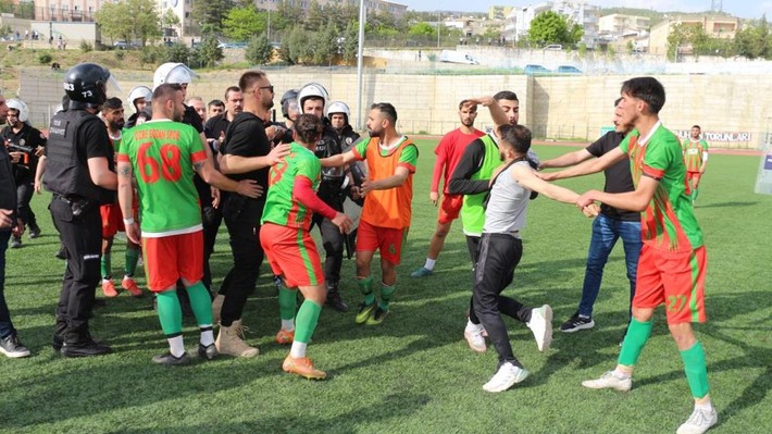 Şırnak'ta futbolcular tekme tokat kavga etti - Resim: 1