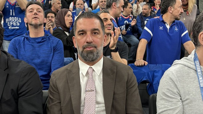 Ergin Ataman'ın oğlu sevindi! Maça gelen Arda Turan'ı şaşırtan olay - Resim: 3