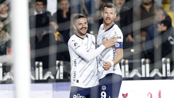 Fenerbahçe'de ayrılık kararı yıldızlara bildirildi: Gelecek yıl takım planında siz yoksunuz! - Resim: 3
