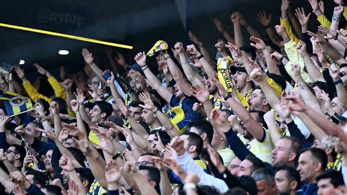 Kadıköy'de Ali Koç'a istifa tepkisi! Aziz Yıldırım tezahüratları - Resim: 4
