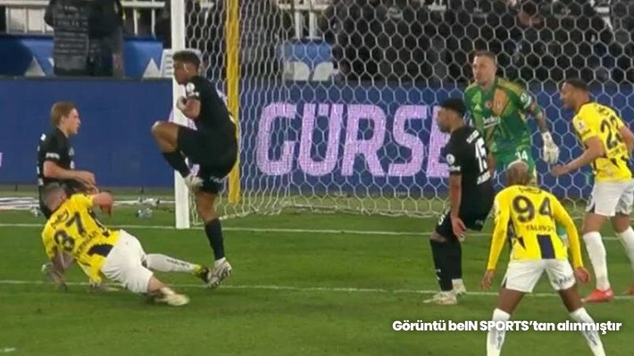 Mourinho'nun penaltı beklediği pozisyon... Trio ekibi, dev derbinin hakem kararlarını yorumladı - Resim: 24