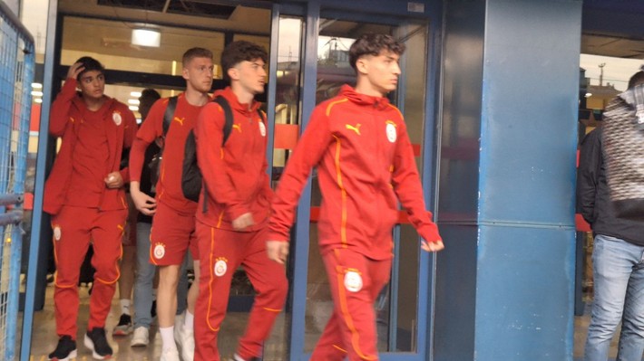 Galatasaray, Trabzon'a geldi! Taraftarlar havalimanından çıkarıldı - Resim: 1