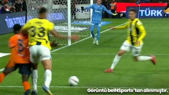 Başakşehir-Fenerbahçe maçı için hakem yorumları: Burak Pakkan 2 penaltı, 3 kırmızı kartı atladı! - Resim: 5