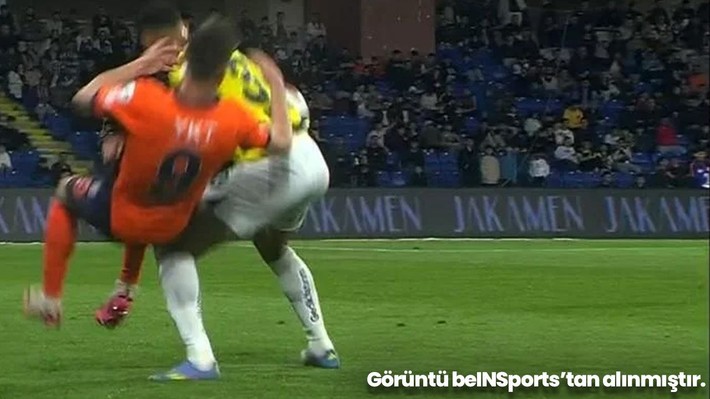 Başakşehir-Fenerbahçe maçı için hakem yorumları: Burak Pakkan 2 penaltı, 3 kırmızı kartı atladı! - Resim: 8