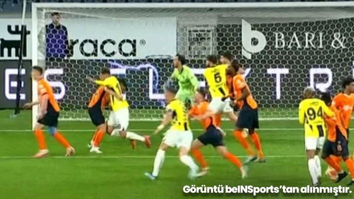 Başakşehir-Fenerbahçe maçı için hakem yorumları: Burak Pakkan 2 penaltı, 3 kırmızı kartı atladı! - Resim: 9