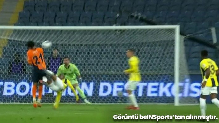 Başakşehir-Fenerbahçe maçı için hakem yorumları: Burak Pakkan 2 penaltı, 3 kırmızı kartı atladı! - Resim: 10