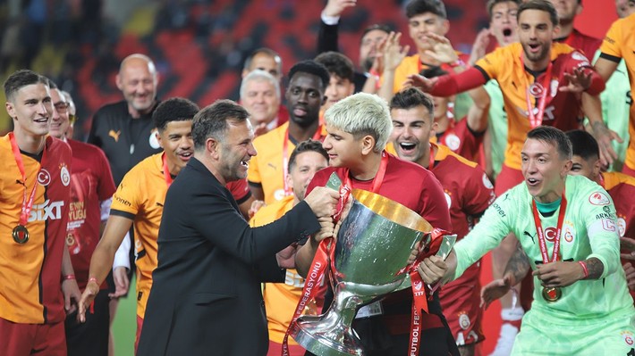 Osimhen hakkında flaş sözler! "Acaba Galatasaray'da kalsam mı diyecek" - Resim: 2