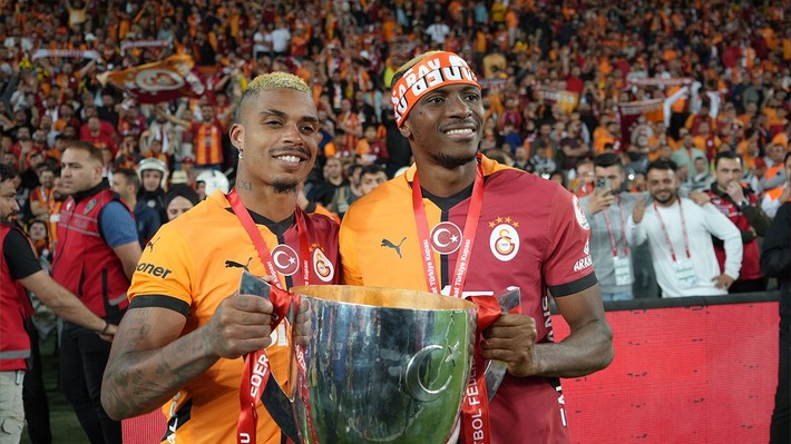 Osimhen hakkında flaş sözler! "Acaba Galatasaray'da kalsam mı diyecek" - Resim: 7