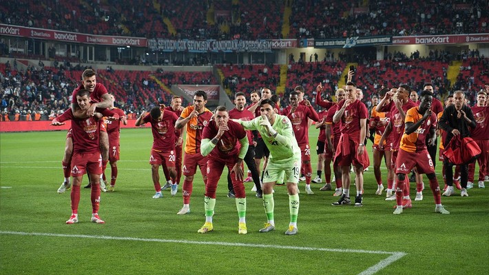 Osimhen hakkında flaş sözler! "Acaba Galatasaray'da kalsam mı diyecek" - Resim: 4