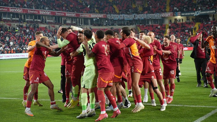 Osimhen hakkında flaş sözler! "Acaba Galatasaray'da kalsam mı diyecek" - Resim: 6