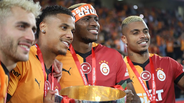 Osimhen hakkında flaş sözler! "Acaba Galatasaray'da kalsam mı diyecek" - Resim: 8