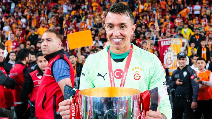Muslera'nın yerine gelecek isim belli oldu! Galatasaray'ın yıldızlarını sosyal medyadan takip etmeye başladı - Resim: 3