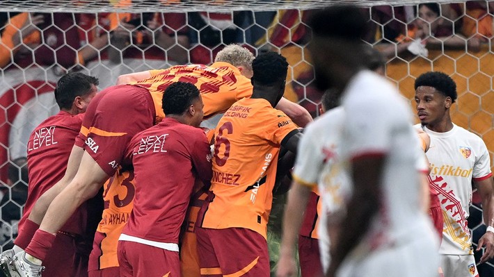 Avrupa, Galatasaray'ın şampiyonluğunu konuşuyor: Mourinho'nun Fenerbahçe'sine toz yutturdu! - Resim: 4