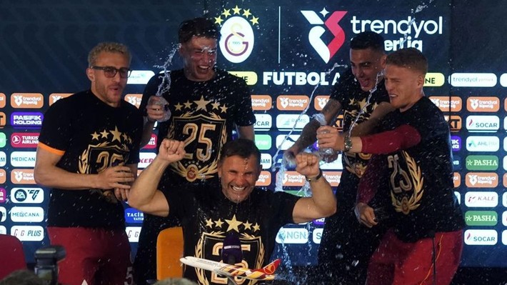 Futbolcular basın toplantısını bastı: Okan Buruk istifa! - Resim: 1
