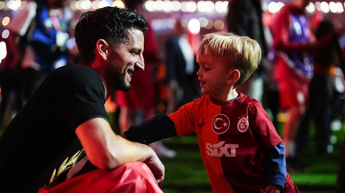 Mertens ve Ciro'nun duygulandıran sahnesi! İşte Galatasaray'ın saha için kutlamalarından görüntüler - Resim: 4