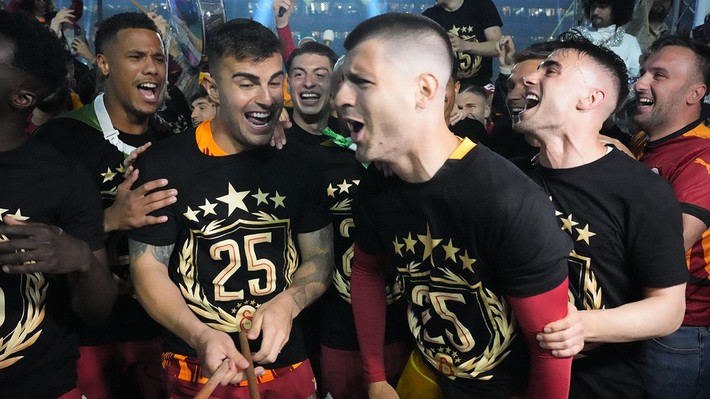 Mertens ve Ciro'nun duygulandıran sahnesi! İşte Galatasaray'ın saha için kutlamalarından görüntüler - Resim: 7