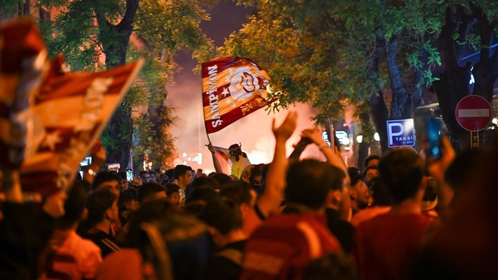 Galatasaray taraftarı Türkiye'nin dört bir yanında şampiyonluğu kutluyor! - Resim: 3