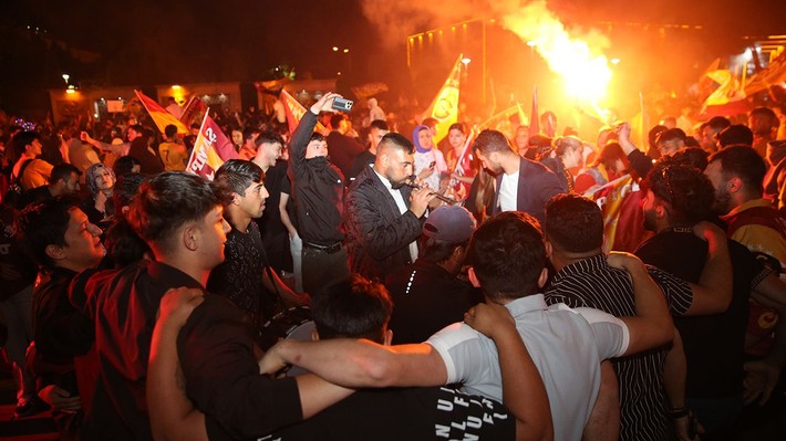 Galatasaray taraftarı Türkiye'nin dört bir yanında şampiyonluğu kutluyor! - Resim: 9