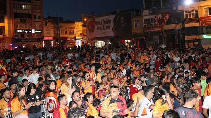 Galatasaray taraftarı Türkiye'nin dört bir yanında şampiyonluğu kutluyor! - Resim: 16