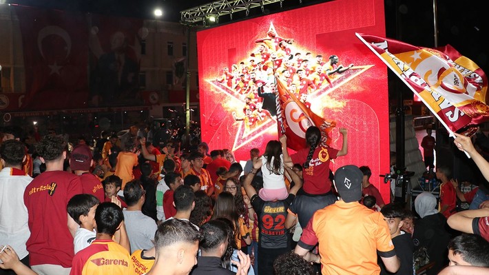 Galatasaray taraftarı Türkiye'nin dört bir yanında şampiyonluğu kutluyor! - Resim: 17