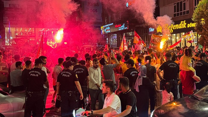 Galatasaray taraftarı Türkiye'nin dört bir yanında şampiyonluğu kutluyor! - Resim: 13
