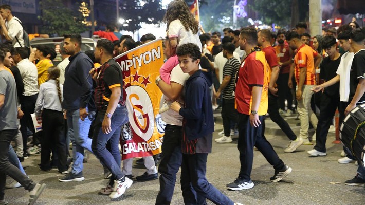 Galatasaray taraftarı Türkiye'nin dört bir yanında şampiyonluğu kutluyor! - Resim: 14
