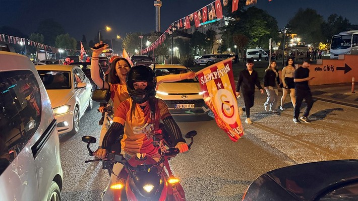Galatasaray taraftarı Türkiye'nin dört bir yanında şampiyonluğu kutluyor! - Resim: 10