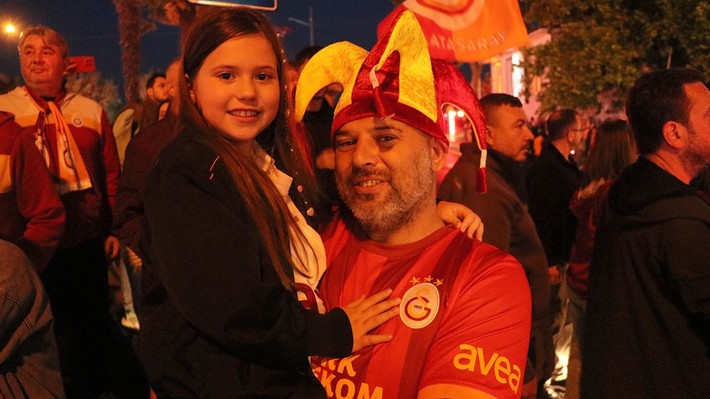 Galatasaray taraftarı Türkiye'nin dört bir yanında şampiyonluğu kutluyor! - Resim: 11
