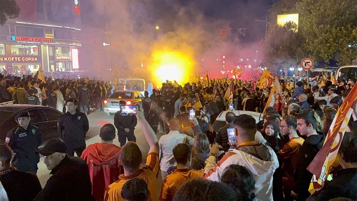 Galatasaray taraftarı Türkiye'nin dört bir yanında şampiyonluğu kutluyor! - Resim: 12