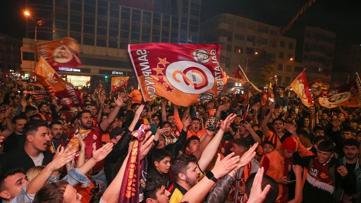 Galatasaray taraftarı Türkiye'nin dört bir yanında şampiyonluğu kutluyor! - Resim: 19