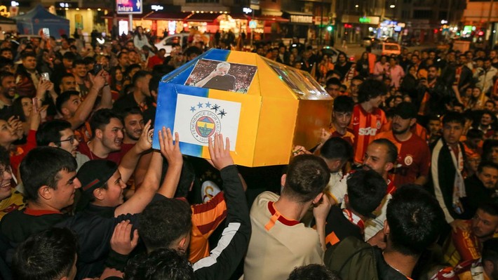 Galatasaray taraftarı Türkiye'nin dört bir yanında şampiyonluğu kutluyor! - Resim: 18