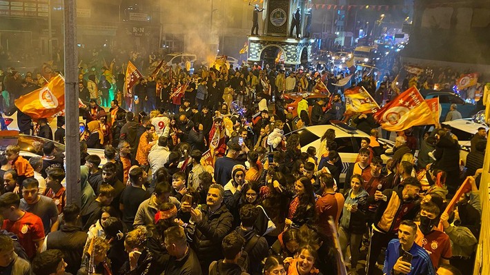 Galatasaray taraftarı Türkiye'nin dört bir yanında şampiyonluğu kutluyor! - Resim: 15